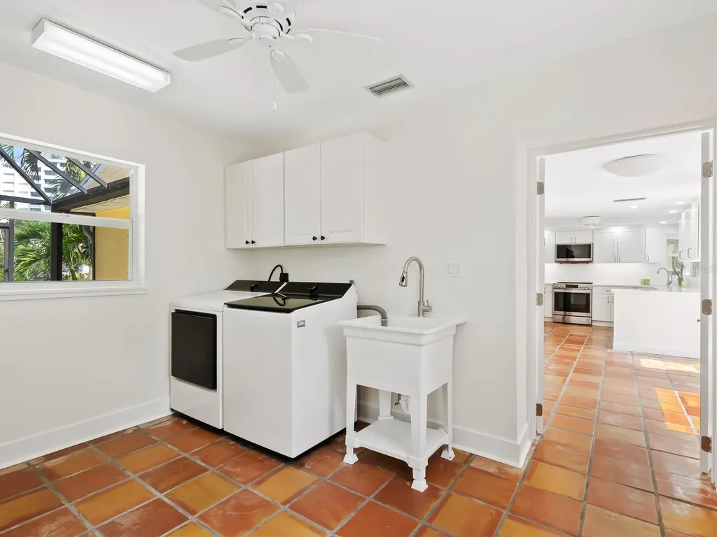 4830 Estrada De Costa Sarasota FL 34242