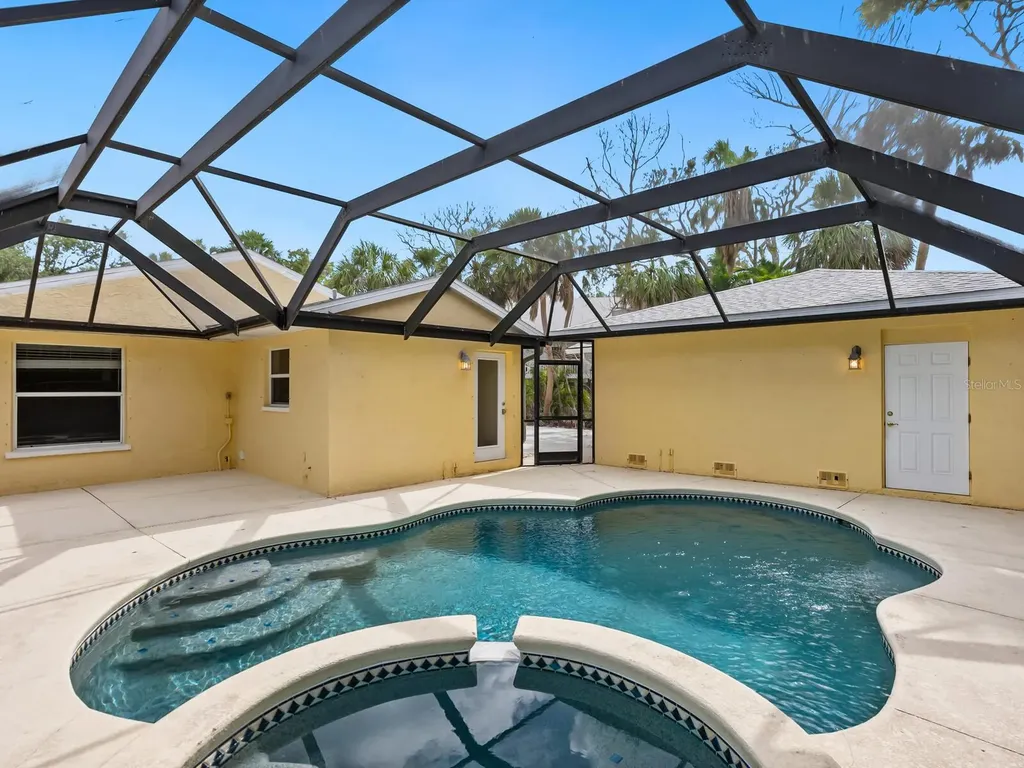 4830 Estrada De Costa Sarasota FL 34242