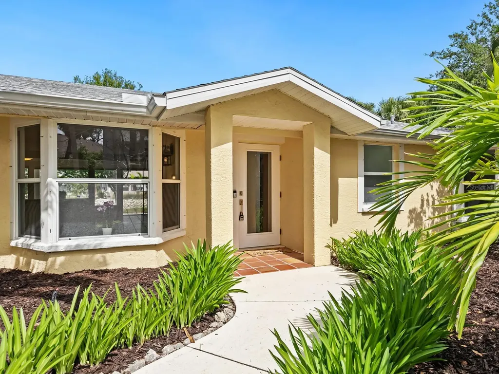 4830 Estrada De Costa Sarasota FL 34242