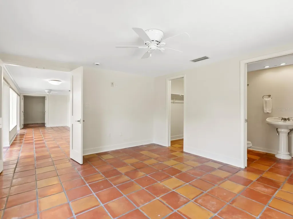 4830 Estrada De Costa Sarasota FL 34242
