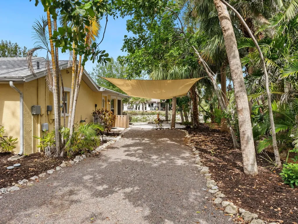 4830 Estrada De Costa Sarasota FL 34242