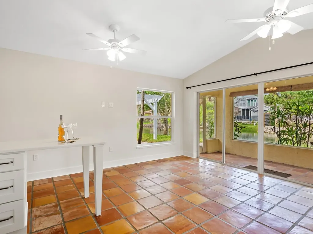 4830 Estrada De Costa Sarasota FL 34242