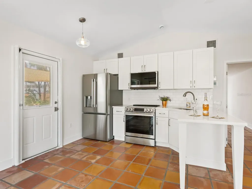 4830 Estrada De Costa Sarasota FL 34242