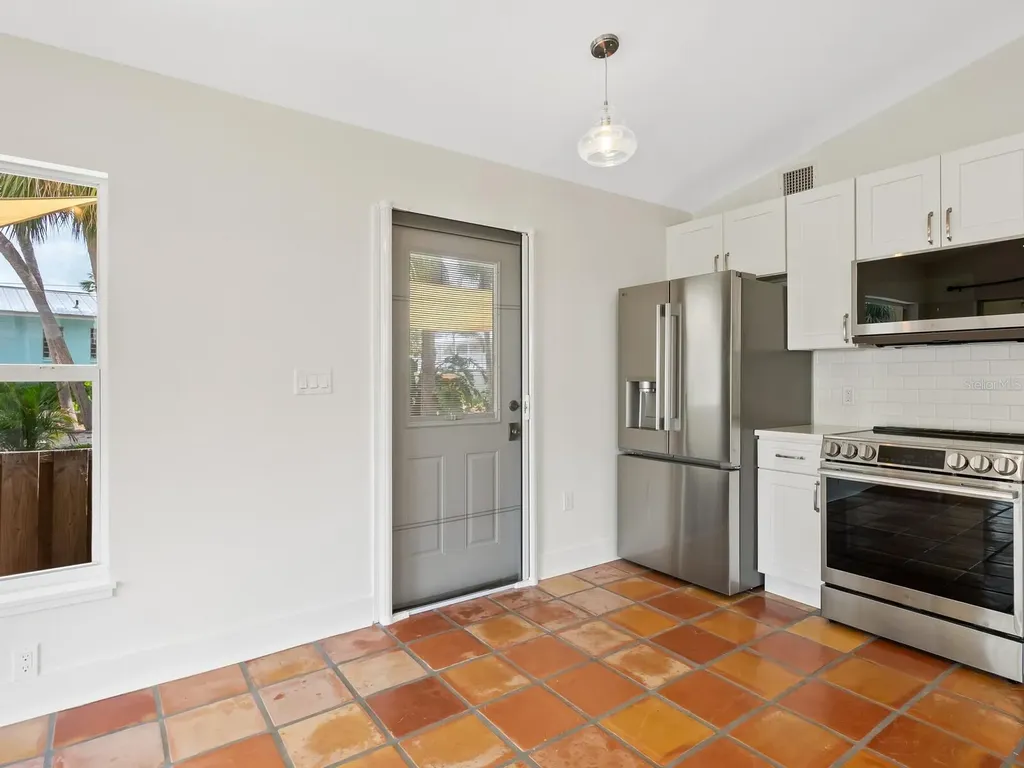 4830 Estrada De Costa Sarasota FL 34242