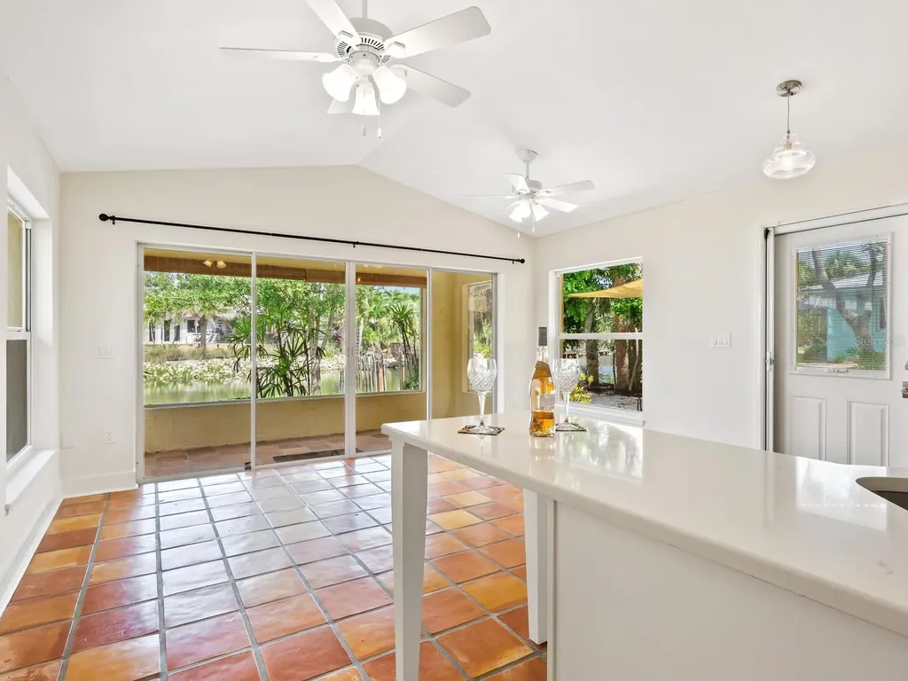 4830 Estrada De Costa Sarasota FL 34242