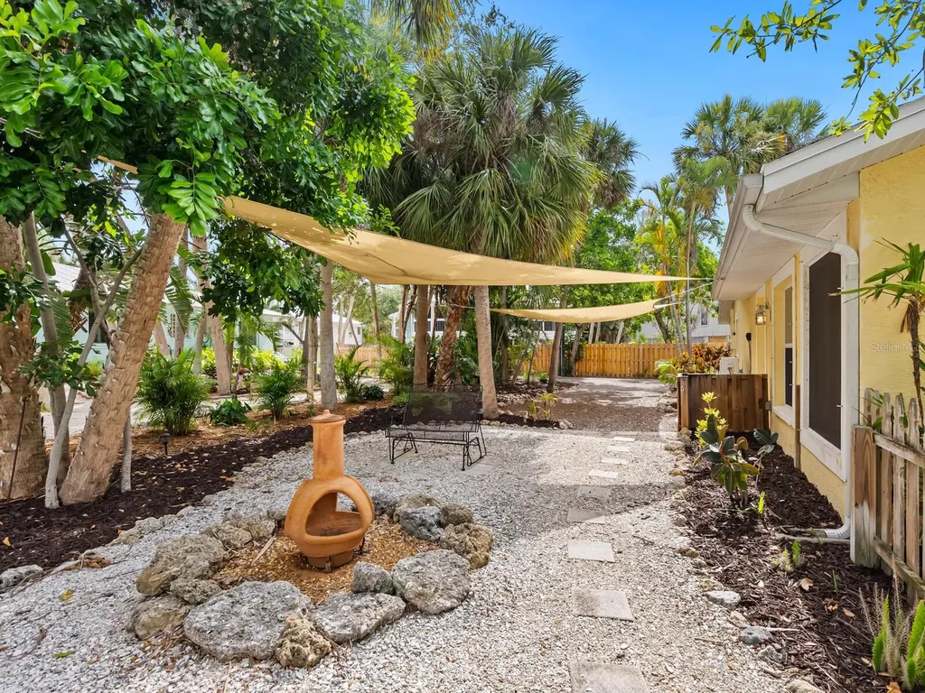 4830 Estrada De Costa Sarasota FL 34242