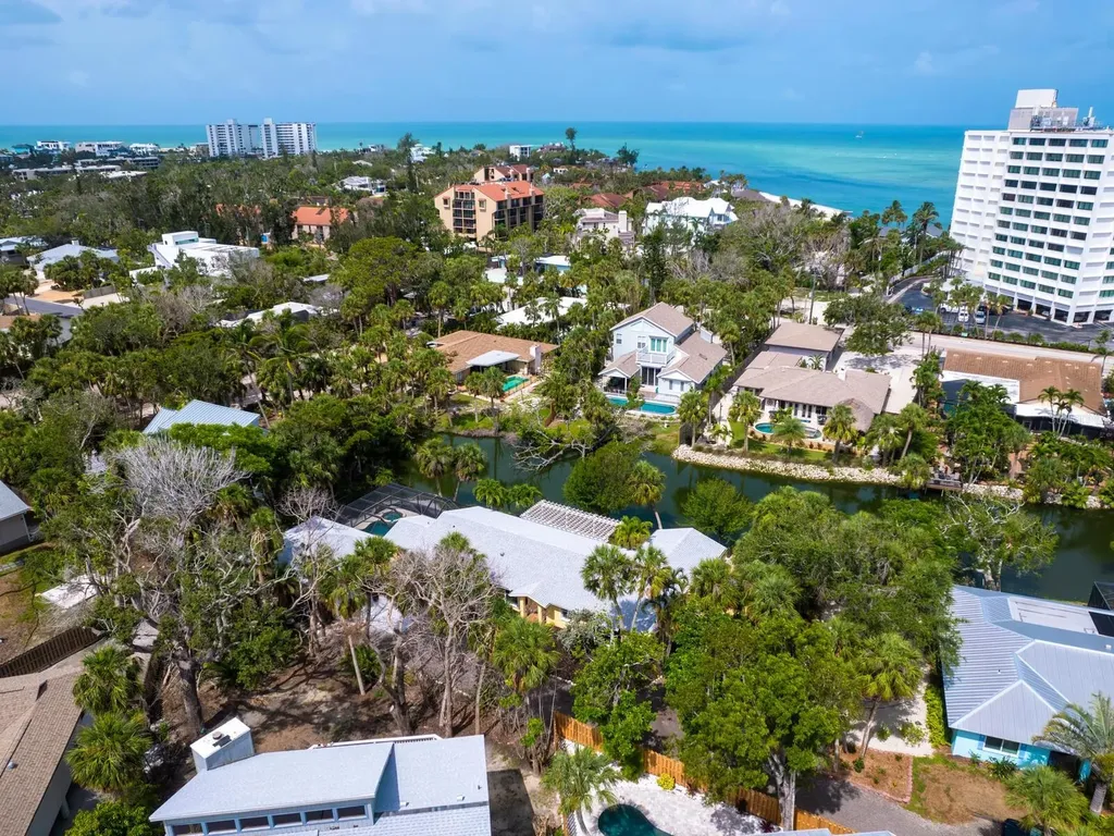 4830 Estrada De Costa Sarasota FL 34242