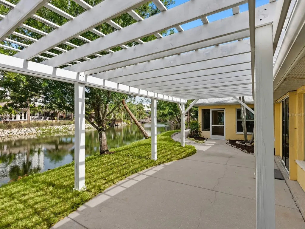 4830 Estrada De Costa Sarasota FL 34242