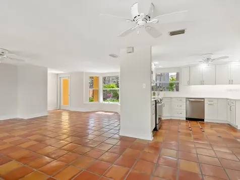 4830 Estrada De Costa Sarasota FL 34242