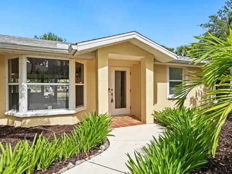 4830 Estrada De Costa Sarasota FL 34242