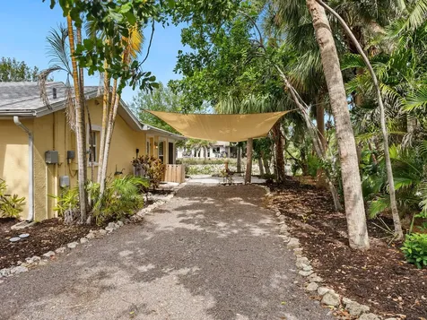 4830 Estrada De Costa Sarasota FL 34242