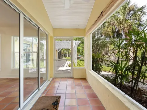 4830 Estrada De Costa Sarasota FL 34242