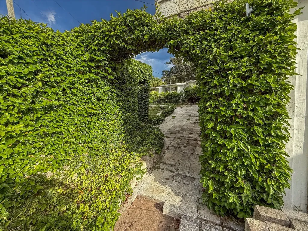 3205 Bougainvillea Street Sarasota FL 34239
