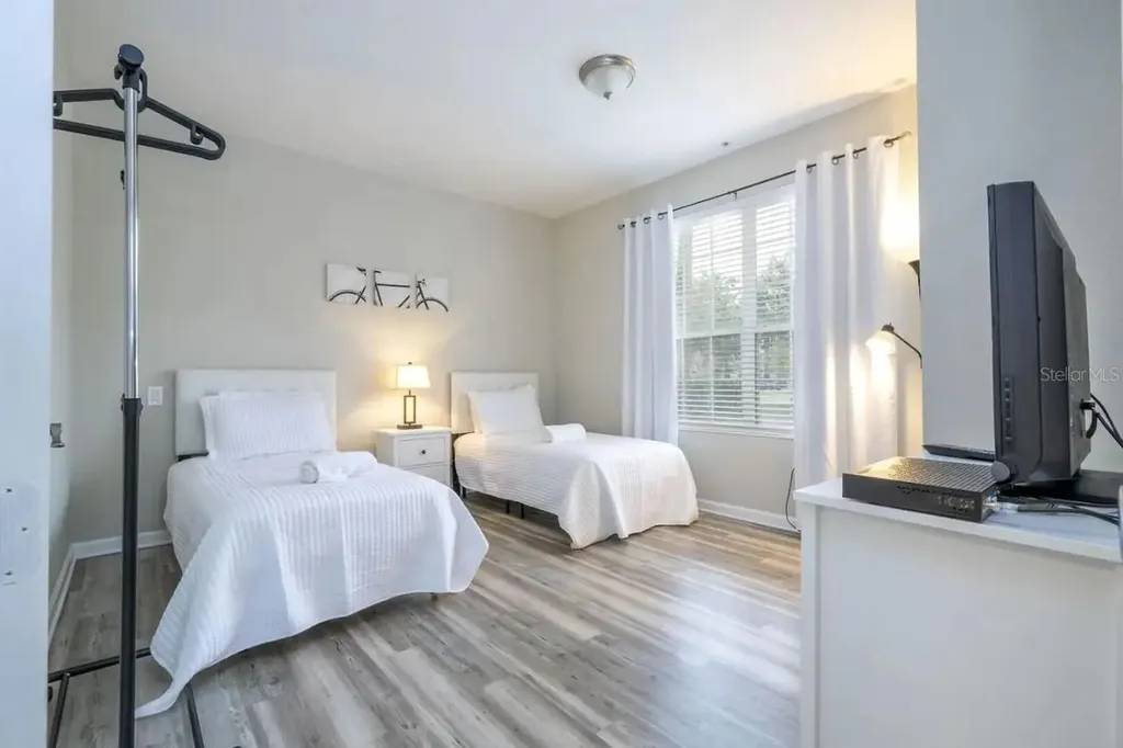 5025 Shoreway Loop Orlando FL 32819