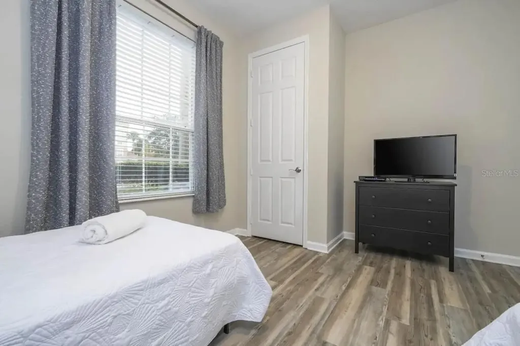5025 Shoreway Loop Orlando FL 32819