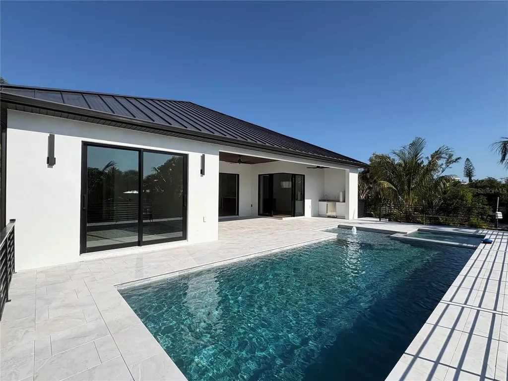 276 Island Circle Sarasota FL 34242