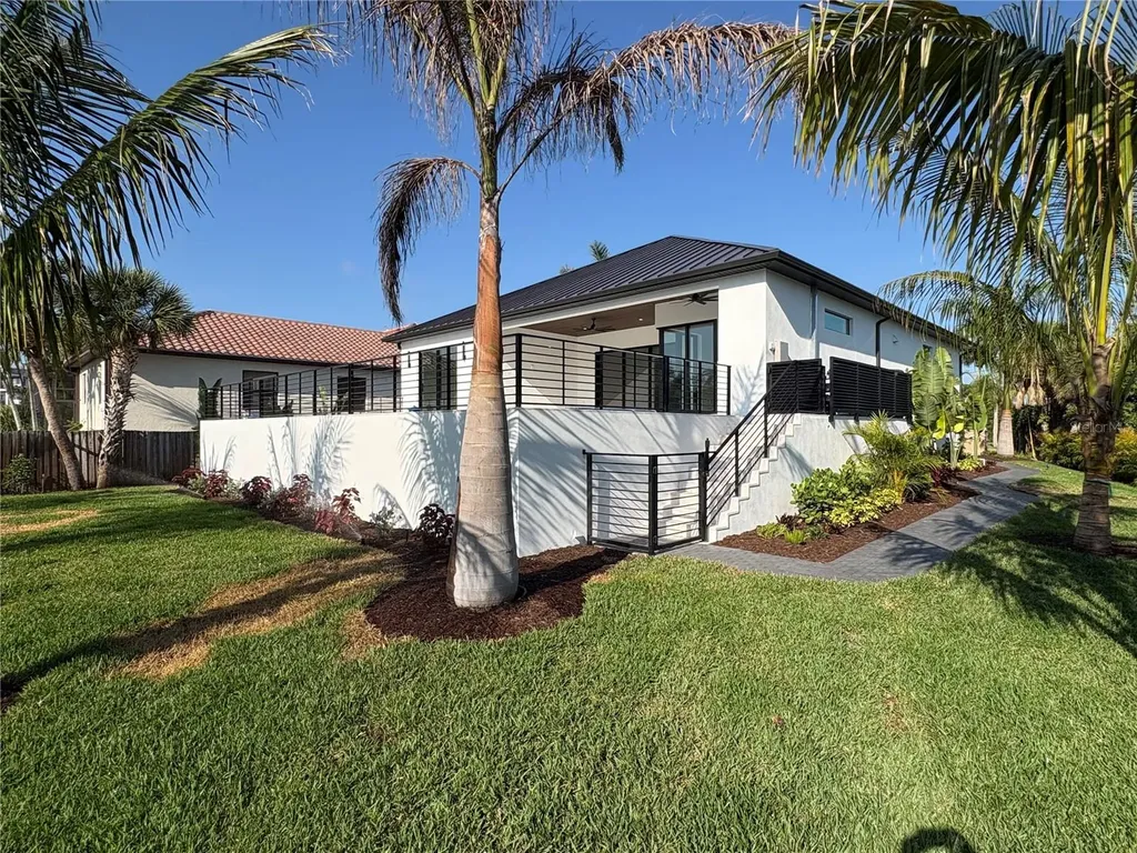 276 Island Circle Sarasota FL 34242