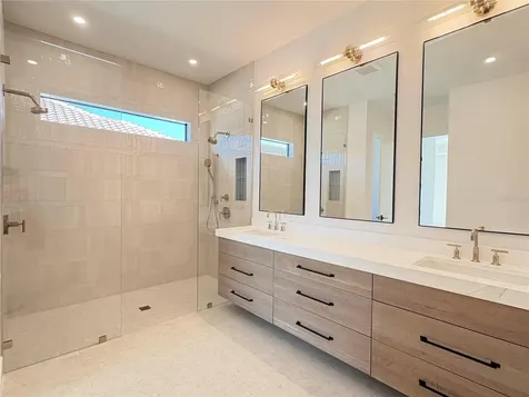 276 Island Circle Sarasota FL 34242