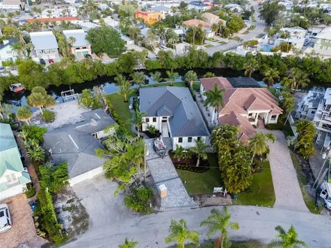 276 Island Circle Sarasota FL 34242