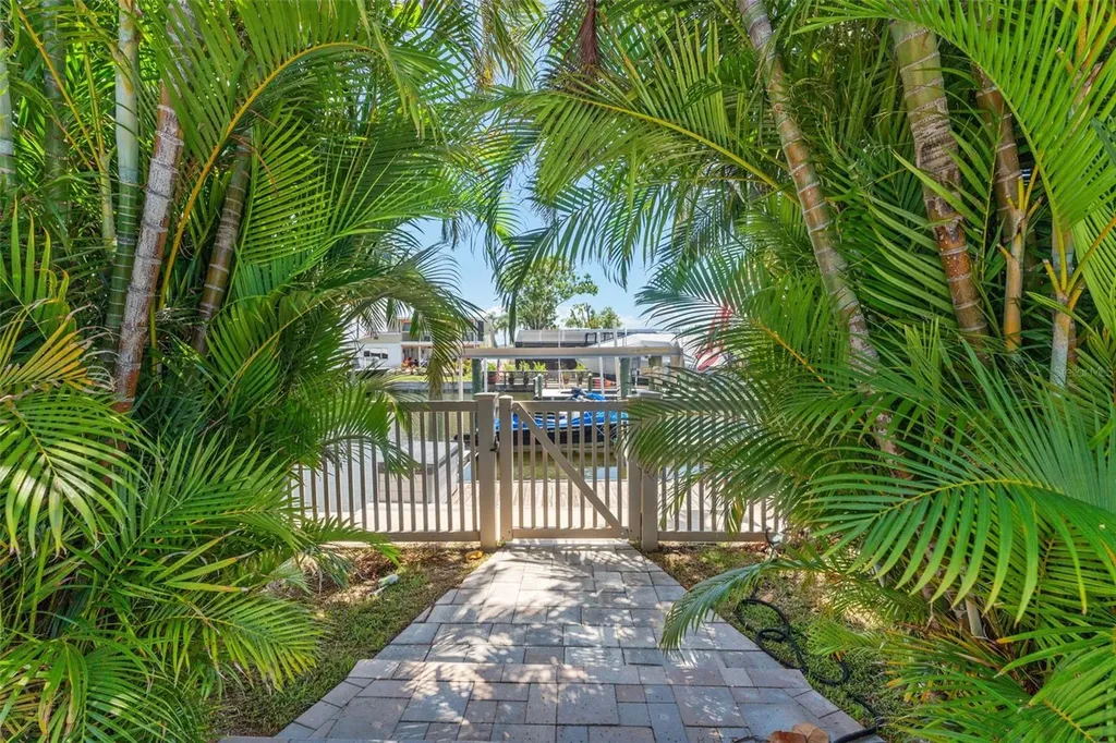 8720 Hickorywood Lane Tampa FL 33615