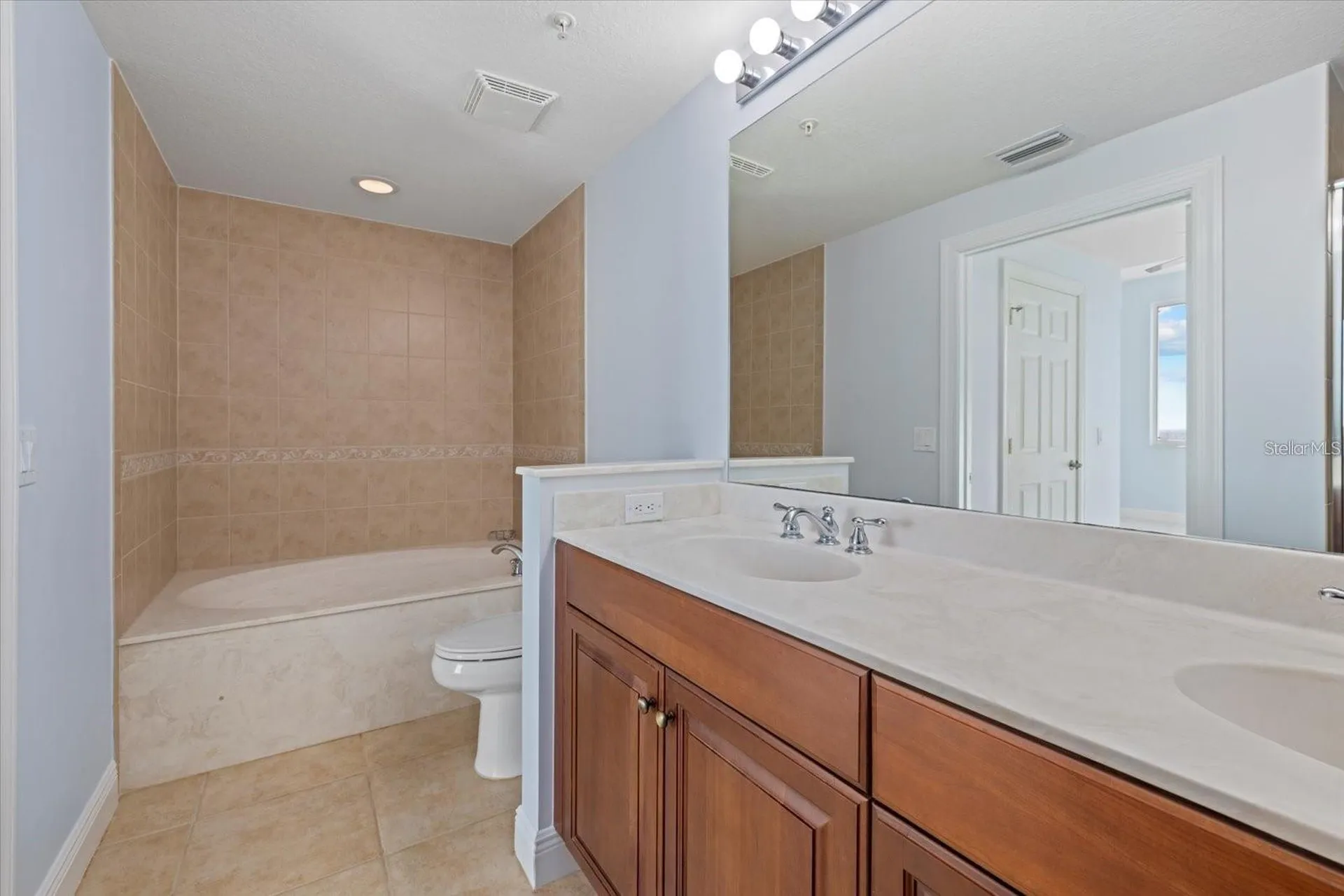 800 N Tamiami Trail Sarasota FL 34236