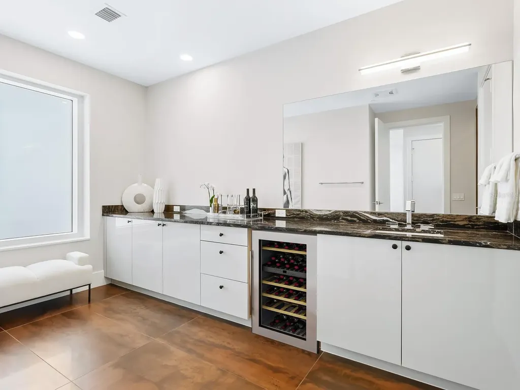 540 N Tamiami Trail Sarasota FL 34236