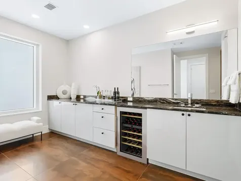 540 N Tamiami Trail Sarasota FL 34236