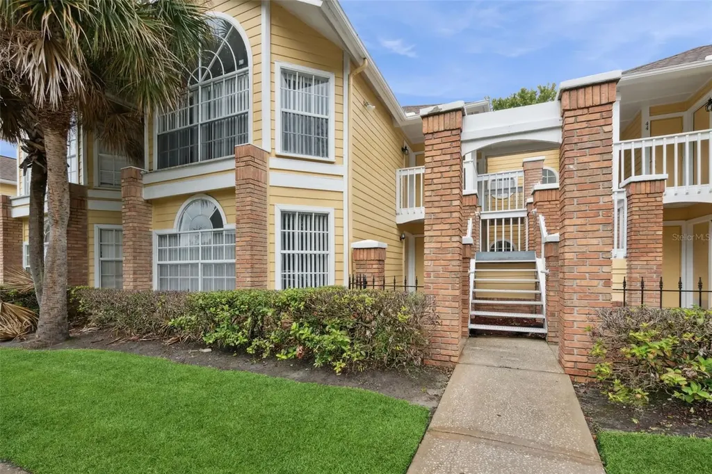 2442 Sweetwater Club Circle Kissimmee FL 34746