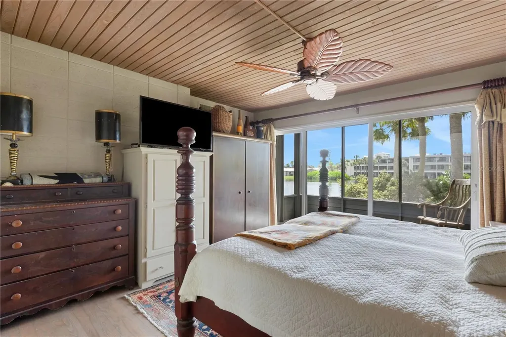 62 Sandy Hook Road S Sarasota FL 34242