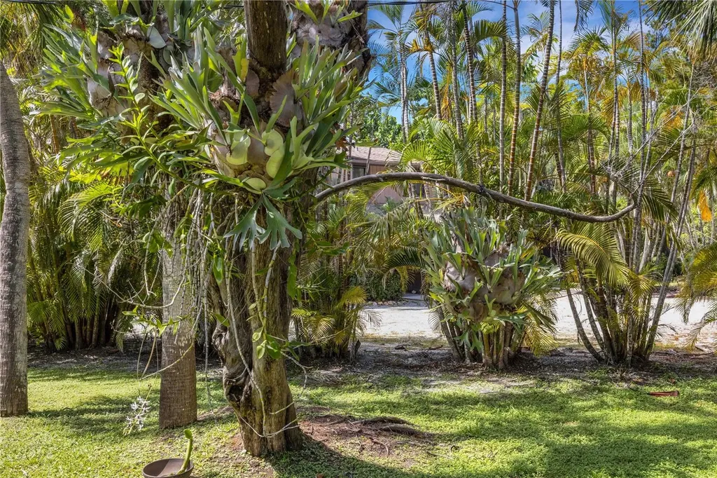 62 Sandy Hook Road S Sarasota FL 34242
