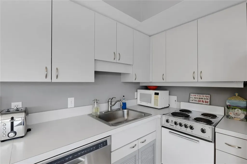 62 Sandy Hook Road S Sarasota FL 34242