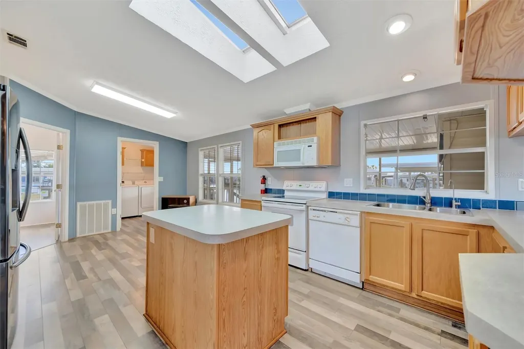 142 S Saint Thomas Circle Apollo Beach FL 33572