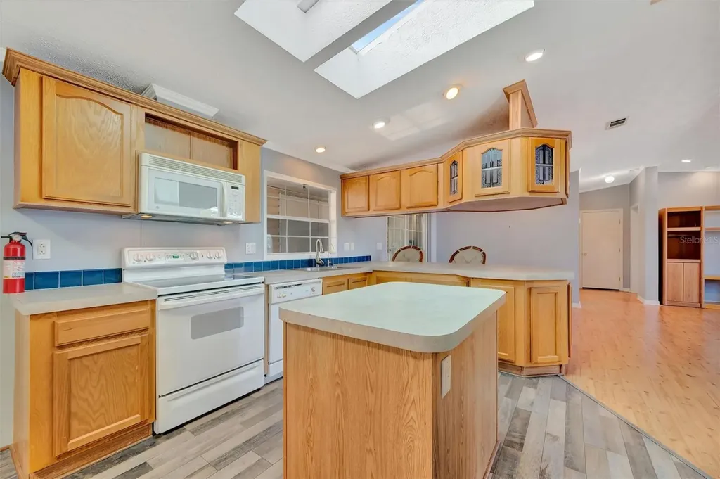 142 S Saint Thomas Circle Apollo Beach FL 33572