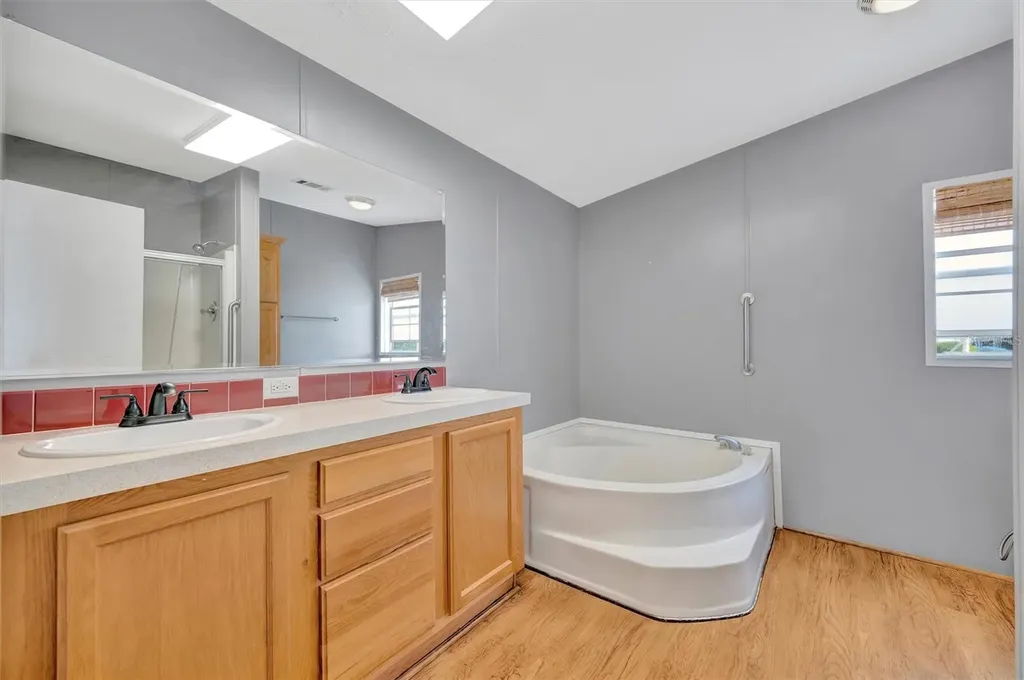 142 S Saint Thomas Circle Apollo Beach FL 33572