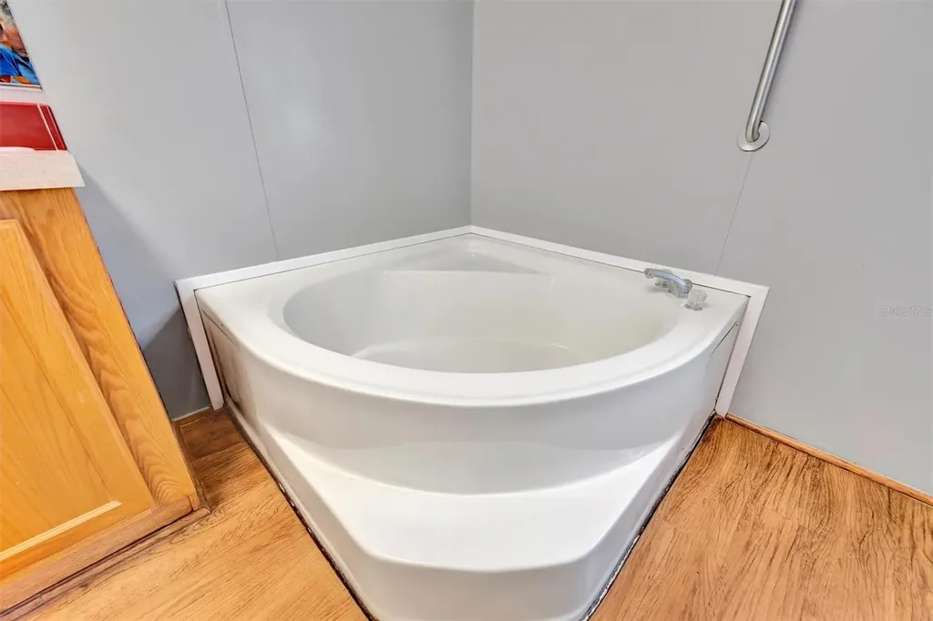 142 S Saint Thomas Circle Apollo Beach FL 33572