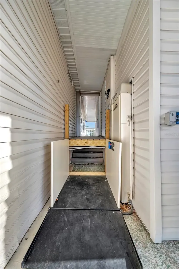 142 S Saint Thomas Circle Apollo Beach FL 33572