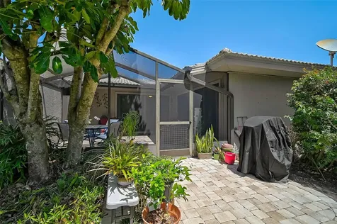 3890 Wilshire Circle Sarasota FL 34238