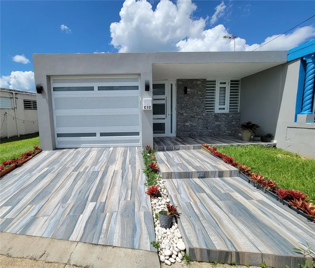7 Trintarias St., Jardines De Dorado Dev. Dorado PR 00646