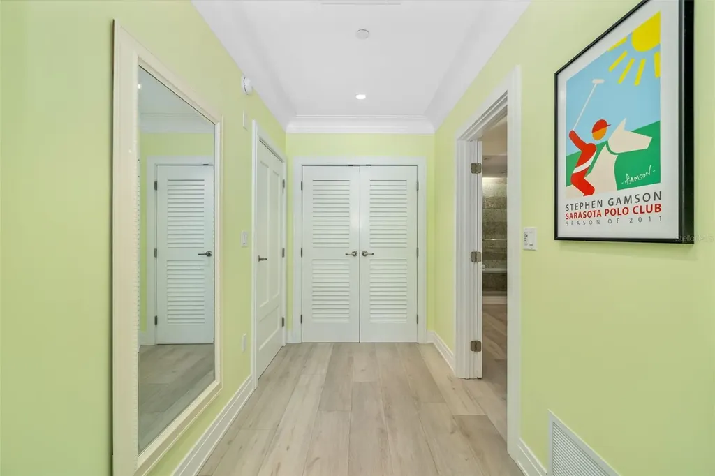 915 Seaside Drive Sarasota FL 34242