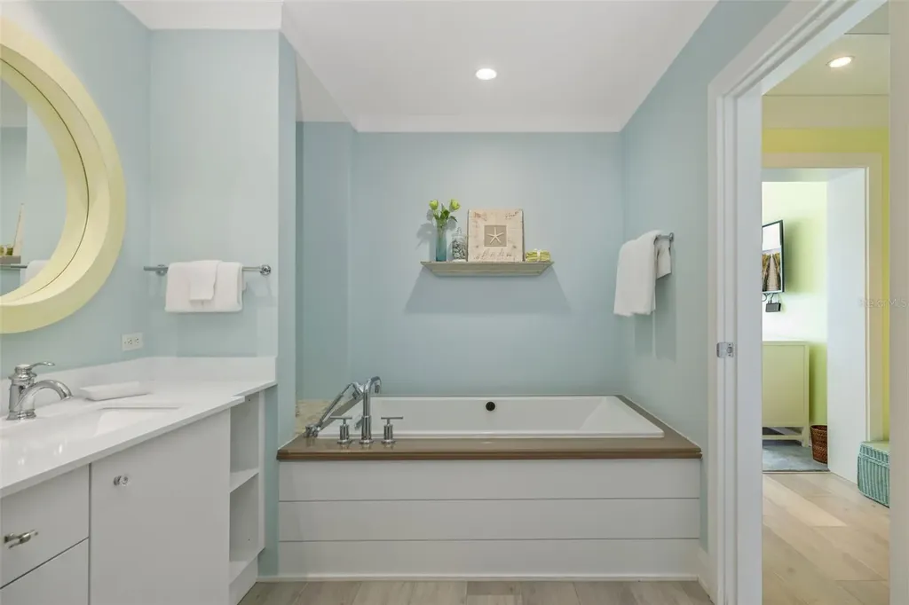 915 Seaside Drive Sarasota FL 34242