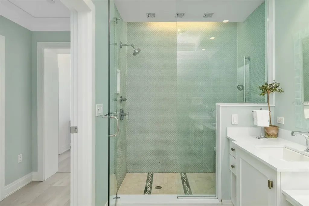 915 Seaside Drive Sarasota FL 34242