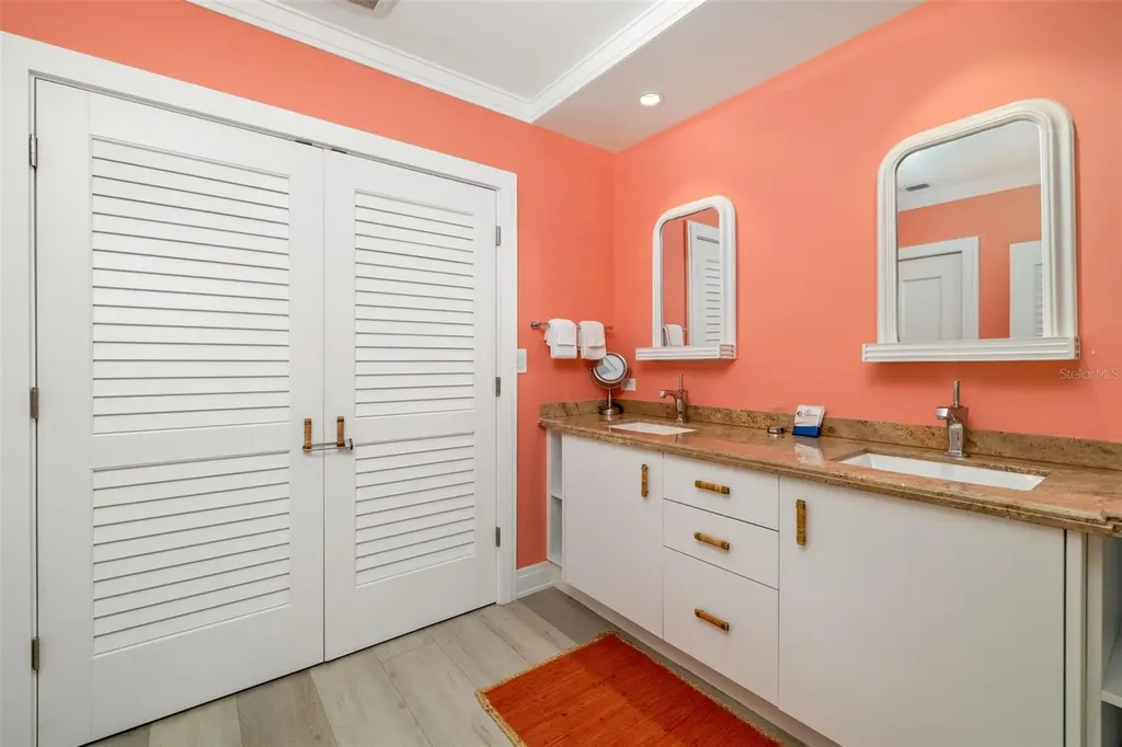 915 Seaside Drive Sarasota FL 34242