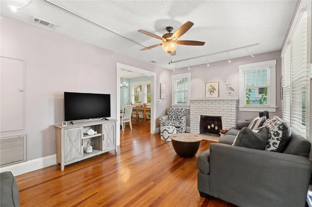 1006 11th Avenue W Bradenton FL 34205