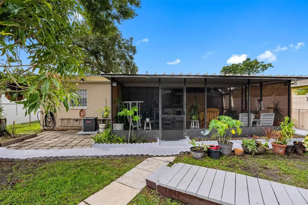 1715 W Saint John Street Tampa FL 33607