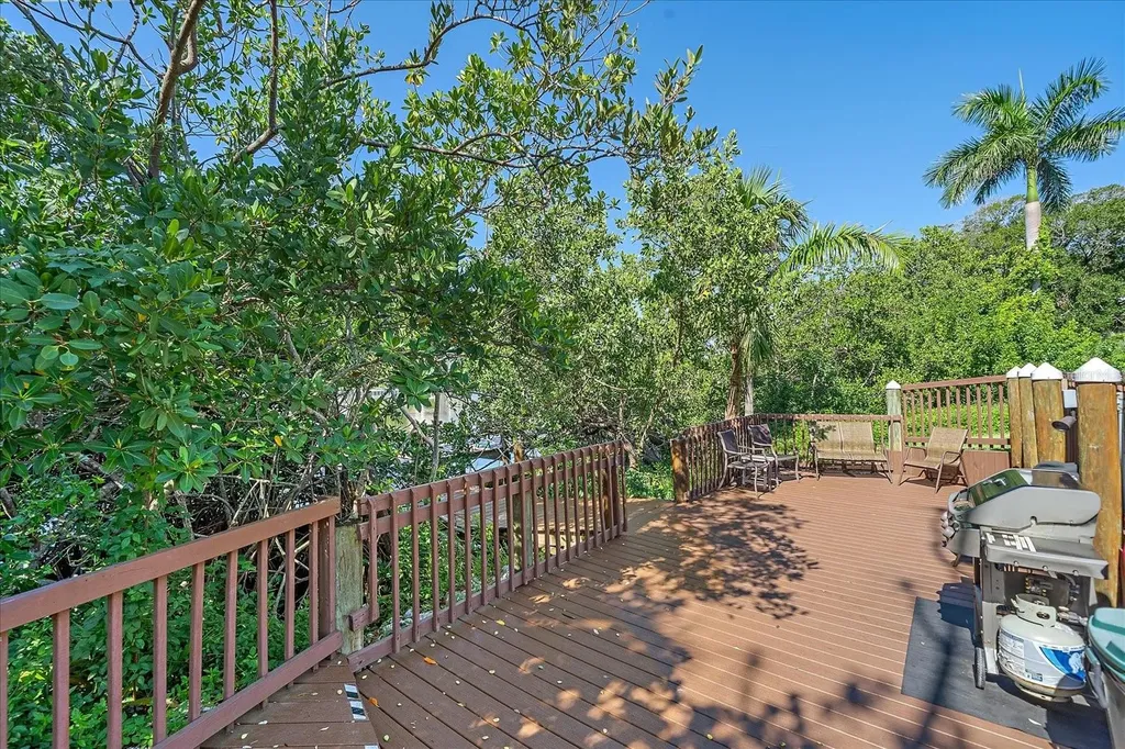 850 S Tamiami Trail Sarasota FL 34236