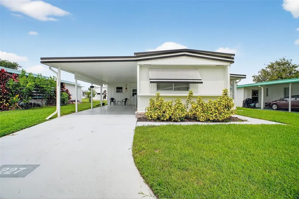 227 Paradise S Leesburg FL 34788