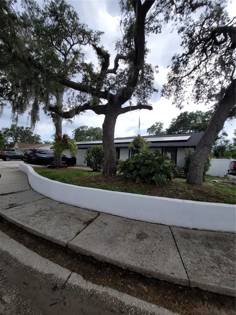 8320 Woodlake Place Tampa FL 33615