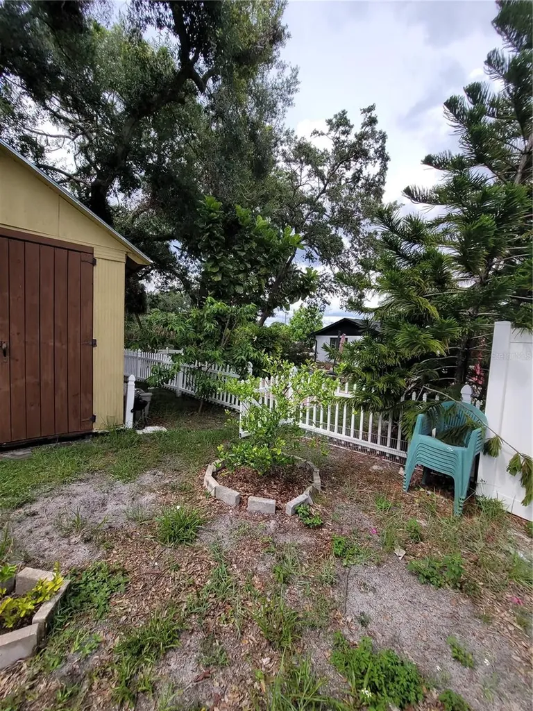8320 Woodlake Place Tampa FL 33615