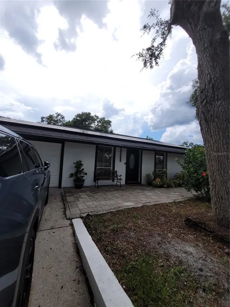 8320 Woodlake Place Tampa FL 33615