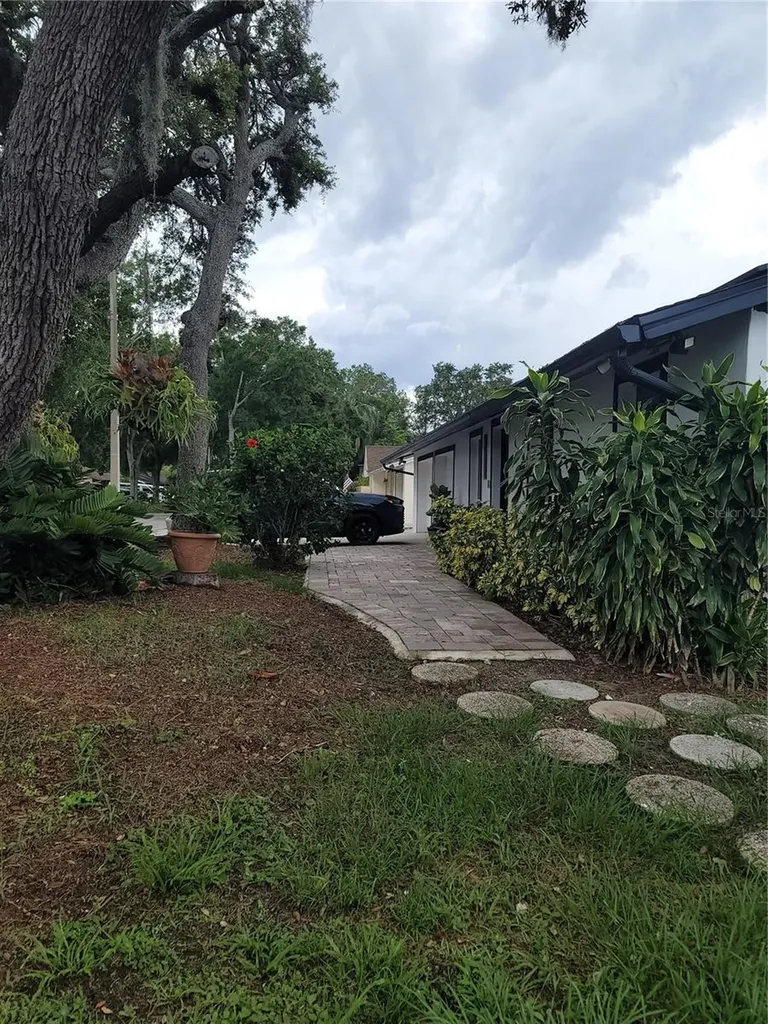 8320 Woodlake Place Tampa FL 33615
